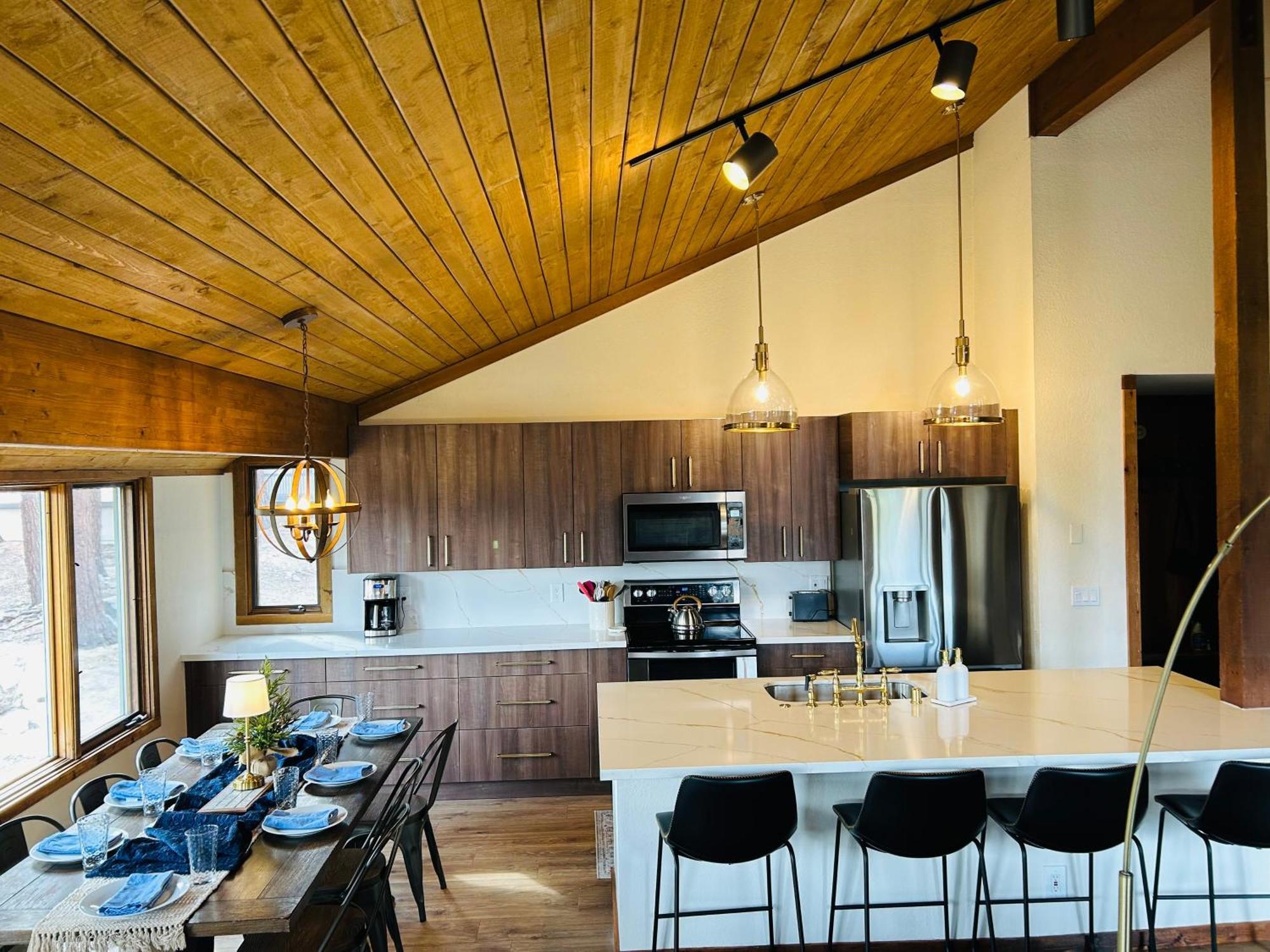 Mountainback #116, Loft,corner Mammoth Lakes